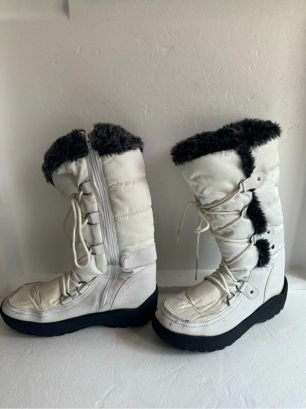 Nature Breeze White Winter Lace-Up Boots with Black Faux Fur Trim